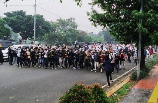 Sidang Vonis Rizieq Shihab, Pendukung dan Polisi Bentrok di Luar Gedung Pengadilan