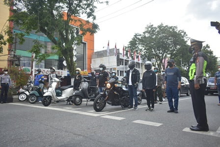 Wali Kota Balikpapan Setop di Lampu Merah, Nyanyikan Lagu Kebangsaan