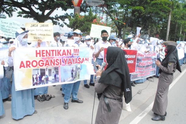 Orang Tua dan Murid SMAN 10 tuntut Gubernur Mencabut Disposisi