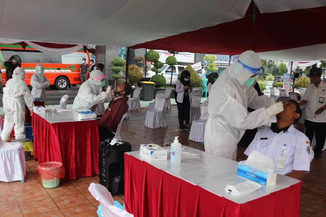 Pegawai di Kantor Gubernur Ikuti Tes Swab Massal