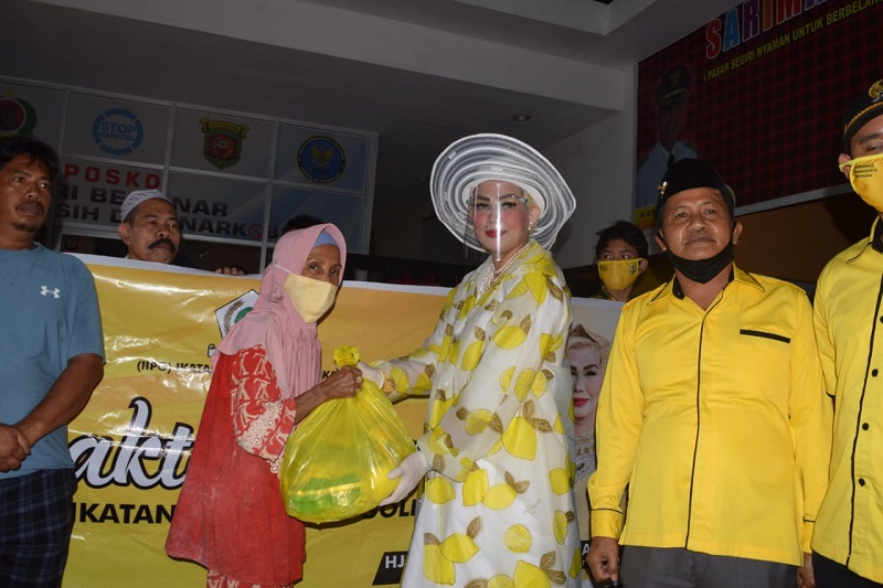 Blusukan di Pasar, IIPG dan DPD Golkar Kaltim Salurkan Sembako dan Uang Tunai