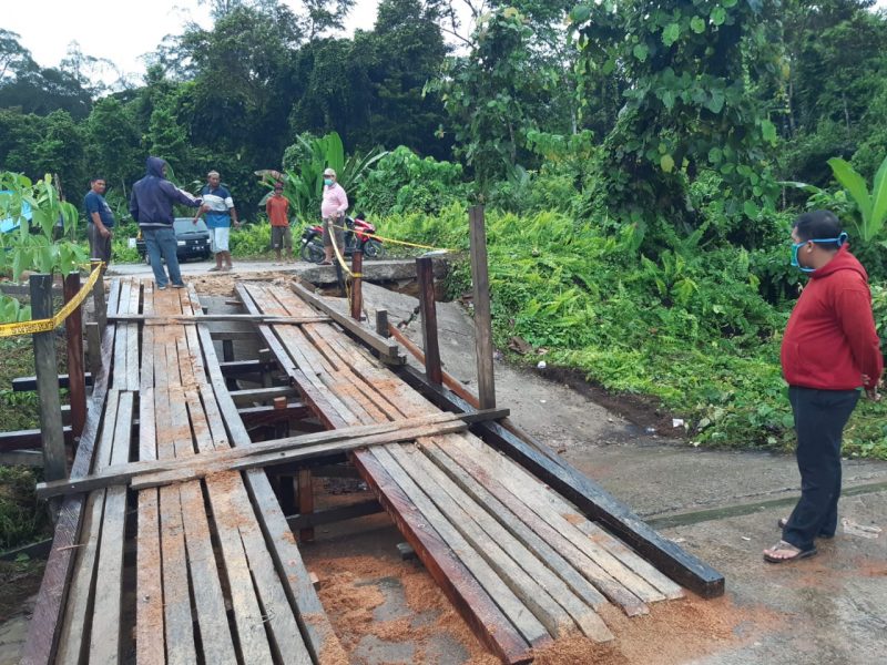 Warga Tabang Lewati Jalan Alternatif Sementara Waktu