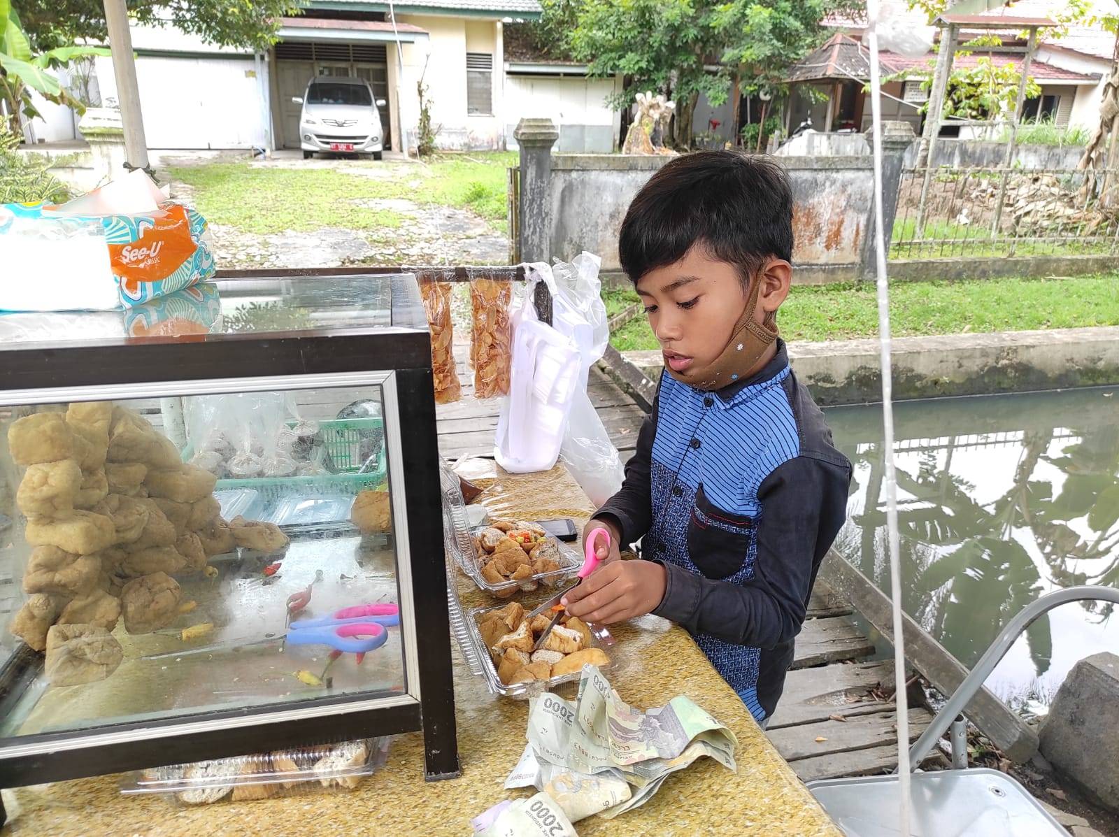 Kisah Kakak Beradik di Kukar Berjualan Tahu Gunting Sejak Dini