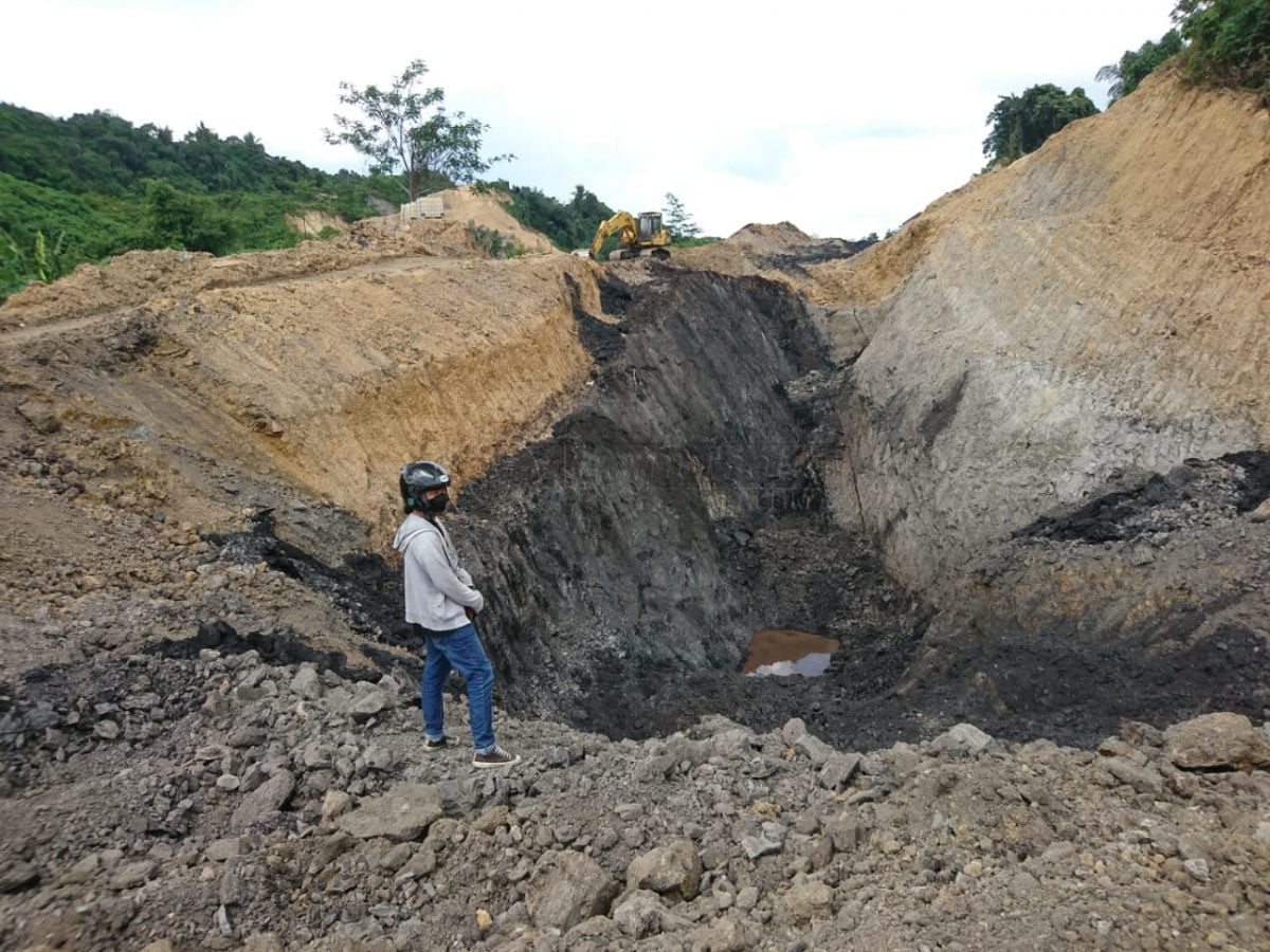 Muatan dalam Truk Terbalik Diduga Batu Bara Ilegal