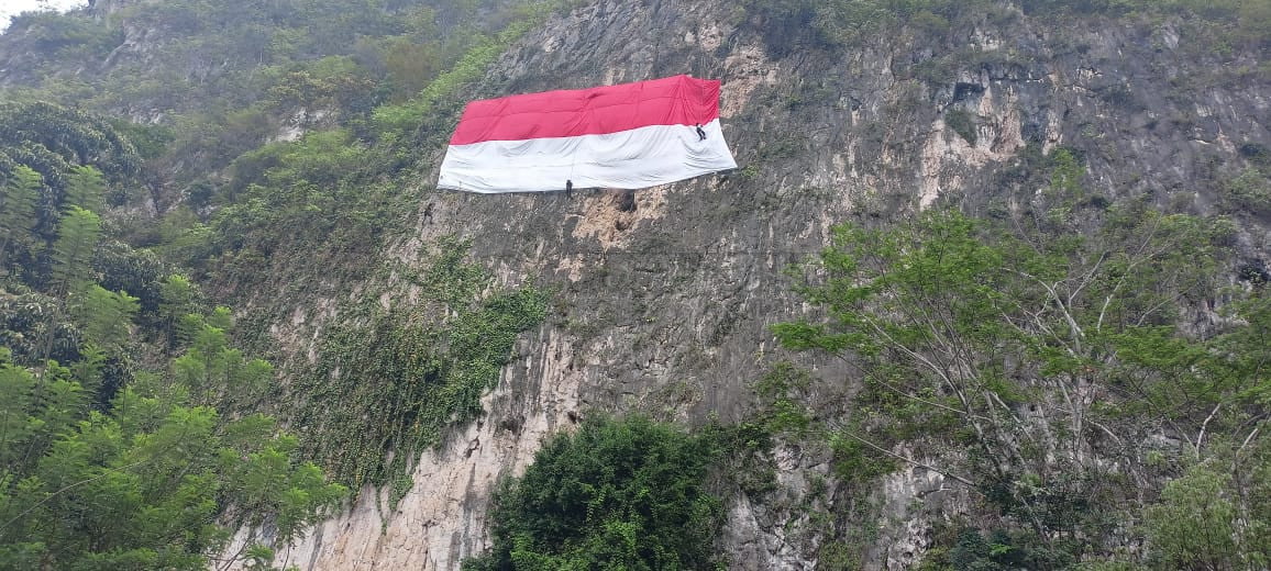 Bendera Merah Putih Raksasa Dikibarkan di Tebing Sesubang Paser