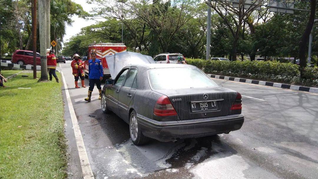 Bikin Geger, Tiba-Tiba Mobil Terbakar Depan Bandara SAMS Sepinggan