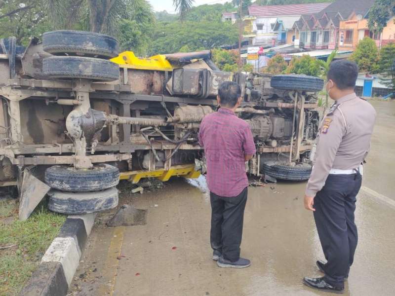 Tak Kuat Menanjak, Truk Pengangkut Sampah DLH Samarinda Seruduk 2 Pengendara