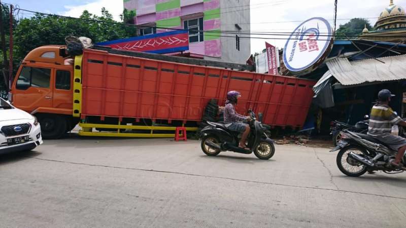 Tak Kuat Menanjak, Truk Seruduk Toko di Gunung Manggah