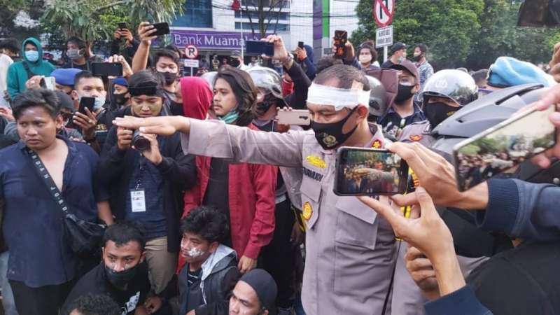 Demo Tolak UU Cipta Kerja, Kapolresta Balikpapan Kena Lemparan Benda Keras