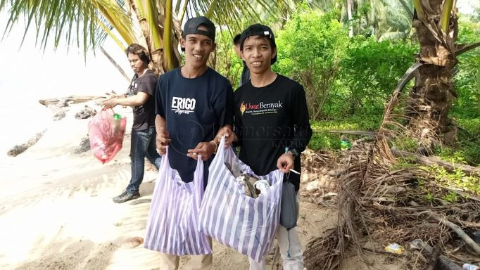 Uwat Berayak: Anak Muda Bersihkan Pantai