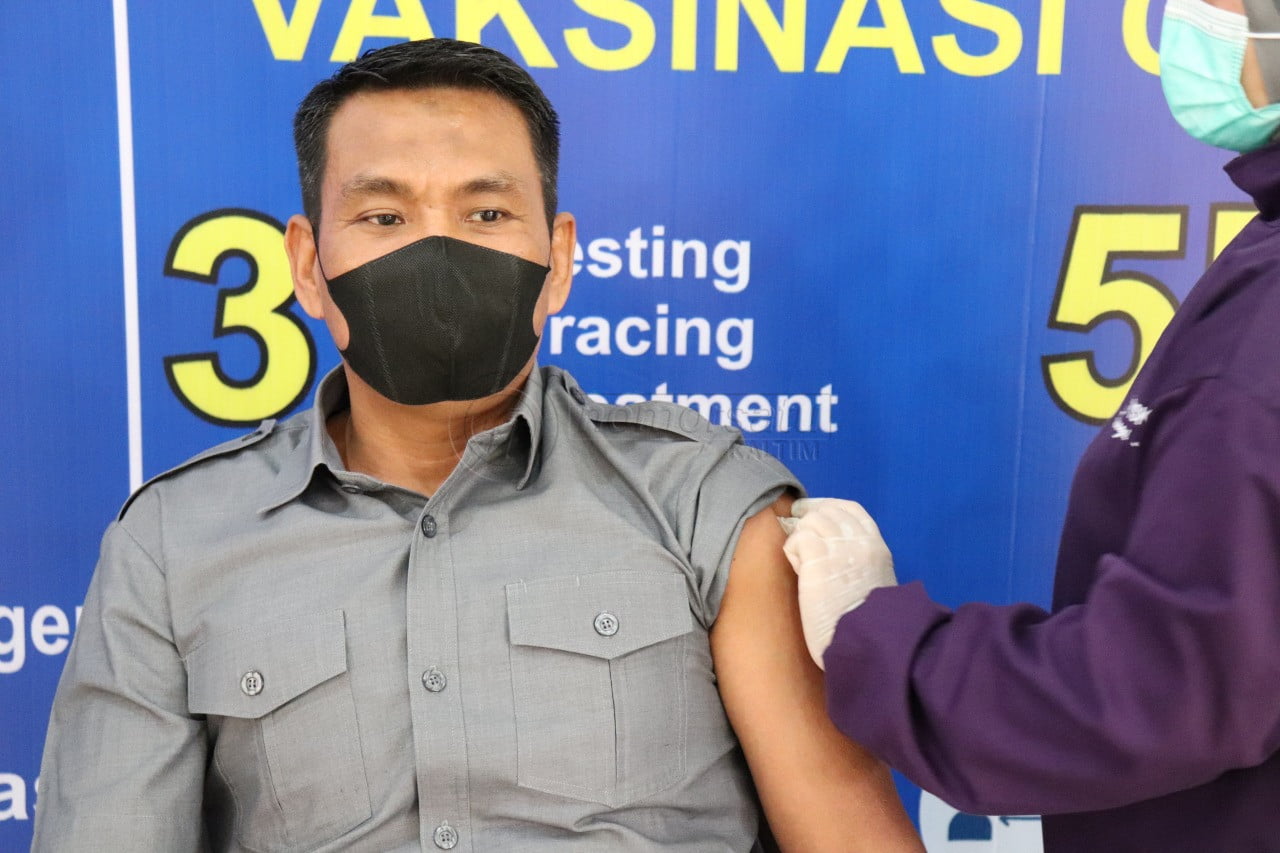 Tiba Lagi di Kutim, 110 Vial Vaksin COVID-19 Disuntikkan ke Pelayan Publik
