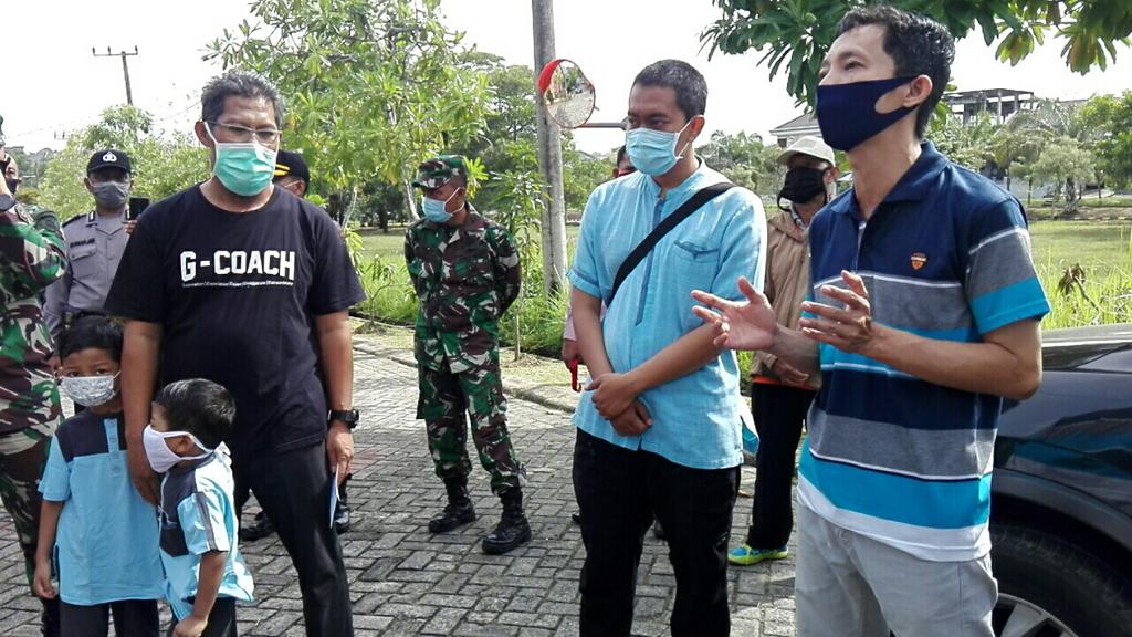 Kepulangan Wahib Herlambang Disambut Warga Perumahan, Sempat Swafoto di Gang Masuk Kompleks