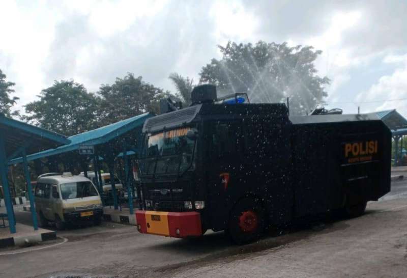 Water Canon Polda Kaltim Disinfeksi Terminal Batu Ampar